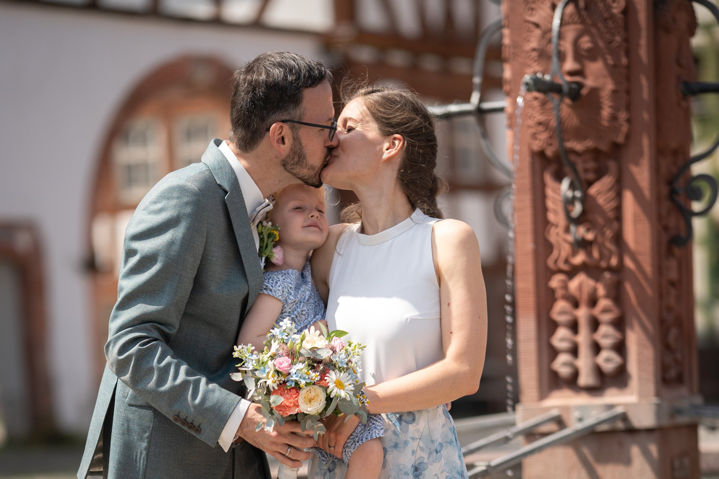 Brautpaar mit Gästen bei einer Sommerhochzeit im Hessenpark